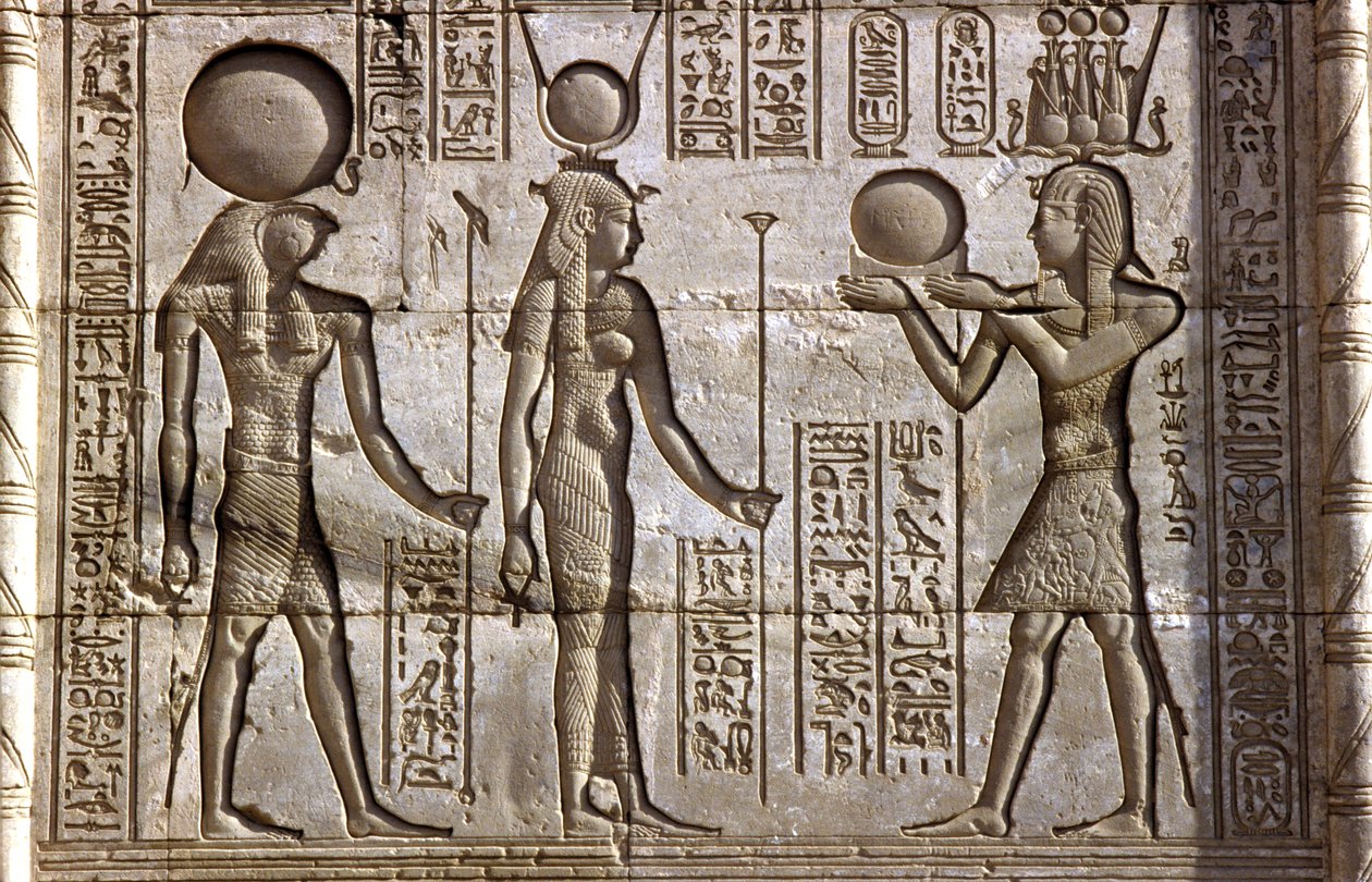 Starověký Egypt, Nástěnná malba/řezba, Horus a Isis přijímají oběť od faraona, Hathořin chrám, Dendera (foto) od School Egyptian