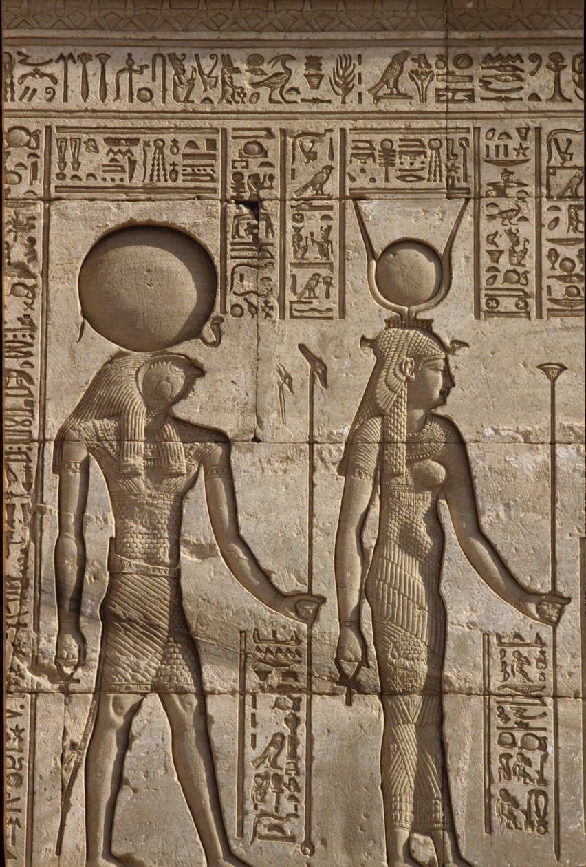 Starověký Egypt, Nástěnná malba/řezba, Horus a Isis přijímají oběť od faraona, Hathořin chrám, Dendera (foto) od School Egyptian