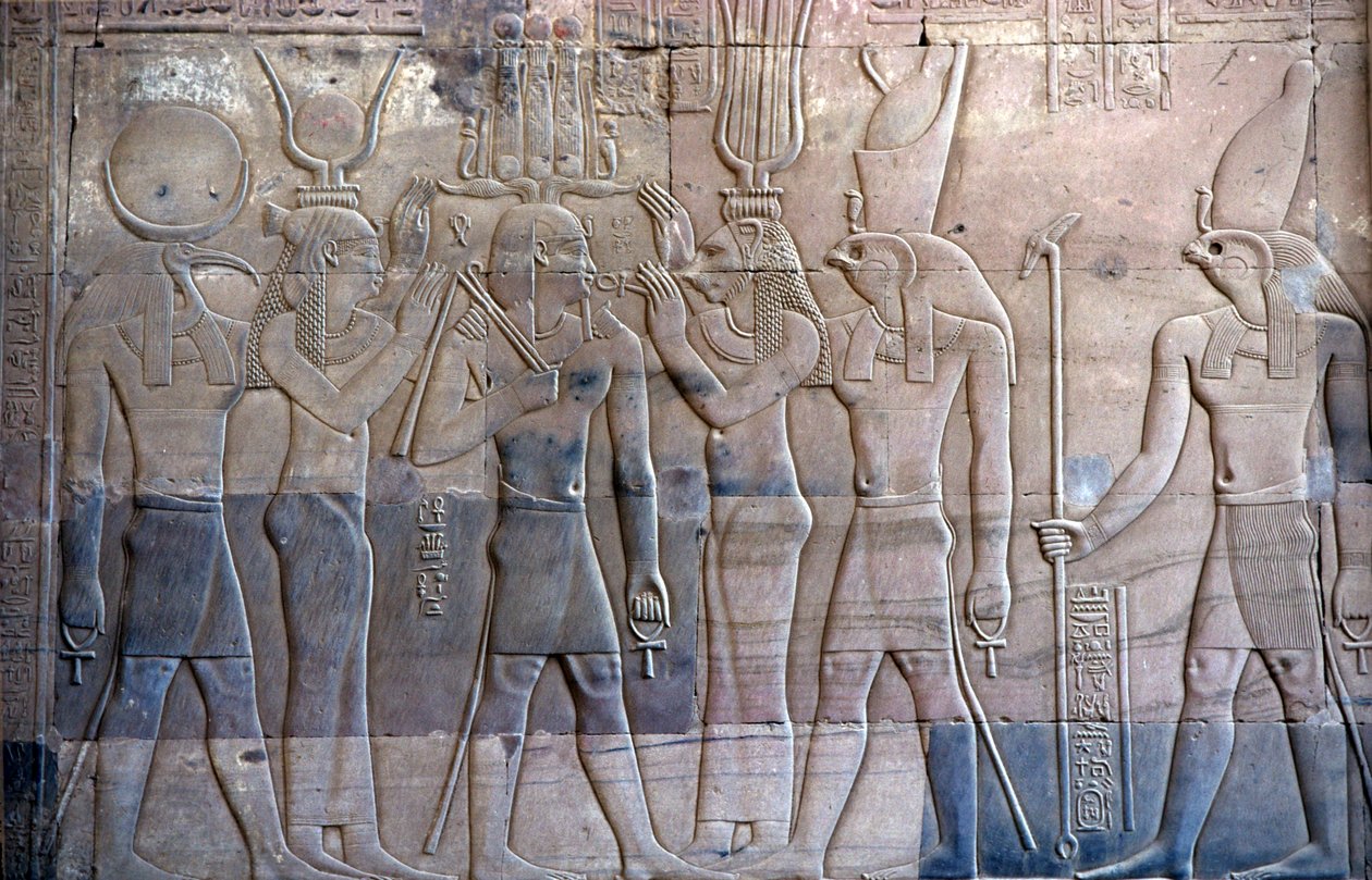 Starověký Egypt, Nástěnná malba/řezba, Ptolemaios XIII je představován Horovi, Sebekův a Hořův chrám, Kom Ombo (foto) od School Egyptian
