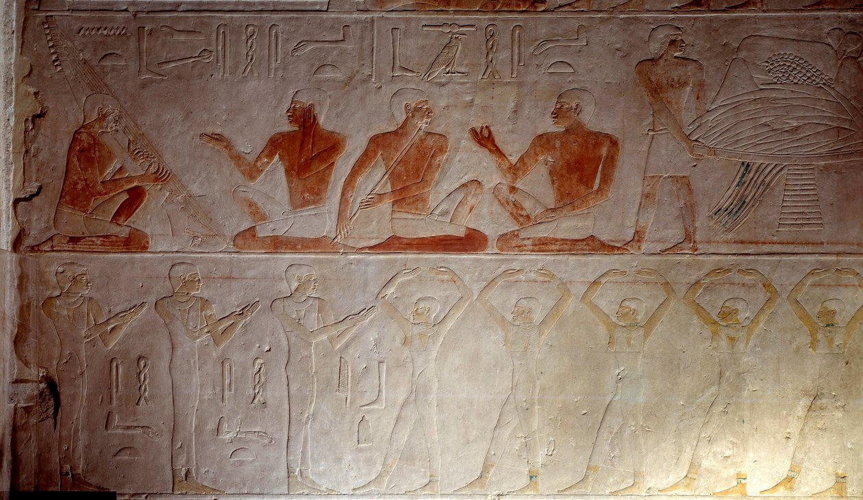 Starověký Egypt: vápencový reliéf představující hudebníky z kaple Mastaba v Akhethetepu, kolem roku 2300 před naším letopočtem. 5. dynastie. Staré impérium. Ze Sakkáry (Sakkara). Paříž, muzeum Louvre od School Egyptian