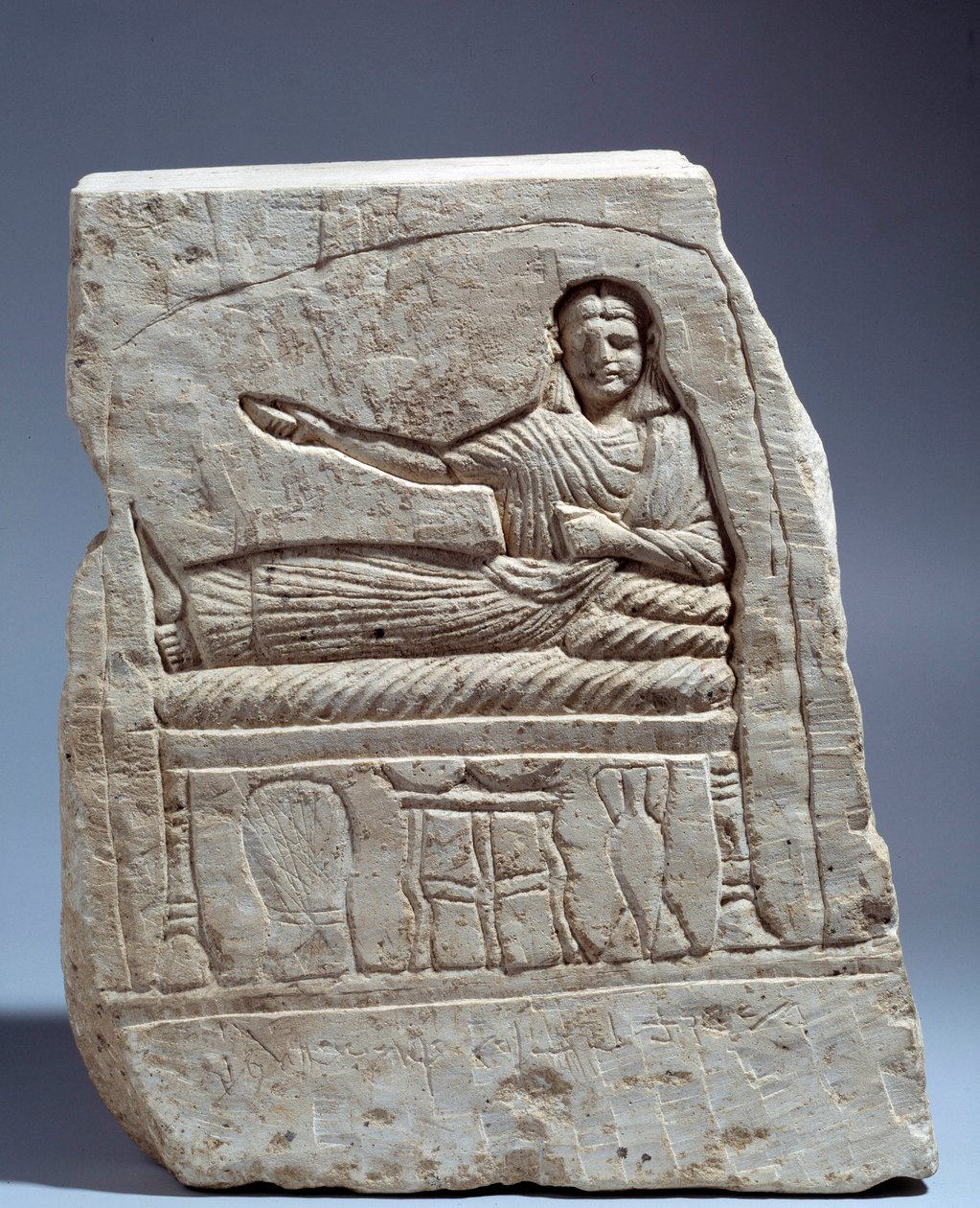 Umění starověkého Egypta: pohřební stéla ve vápenci ve jménu Lady Artemis. (s pozdním banketem) Z Kom Abu-Billou (Abu Billou), Egypt. Výška 24 cm. Nízké období (3. století n. l.). Paříž, Musee du Louvre od School Egyptian
