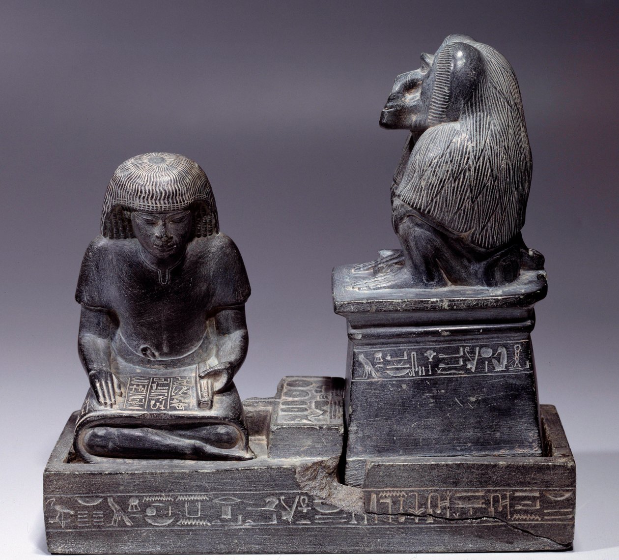 Egyptský Antiquitis: Písař Nebmertouf a opice Thot, bůh písma a patron písařů. Břidlicová socha. Regne z Amenophis III (1391-1353) od School Egyptian