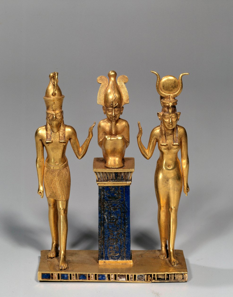 Egyptský starověk: Osiriánská triáda ve jménu Osorkona (Osiris obklopuje Isis a Hor. Zlatý přívěsek a lapis lazuli (lapis lazuli). 22. dynastie, nízké období. Paříž, muzeum Louvre od School Egyptian