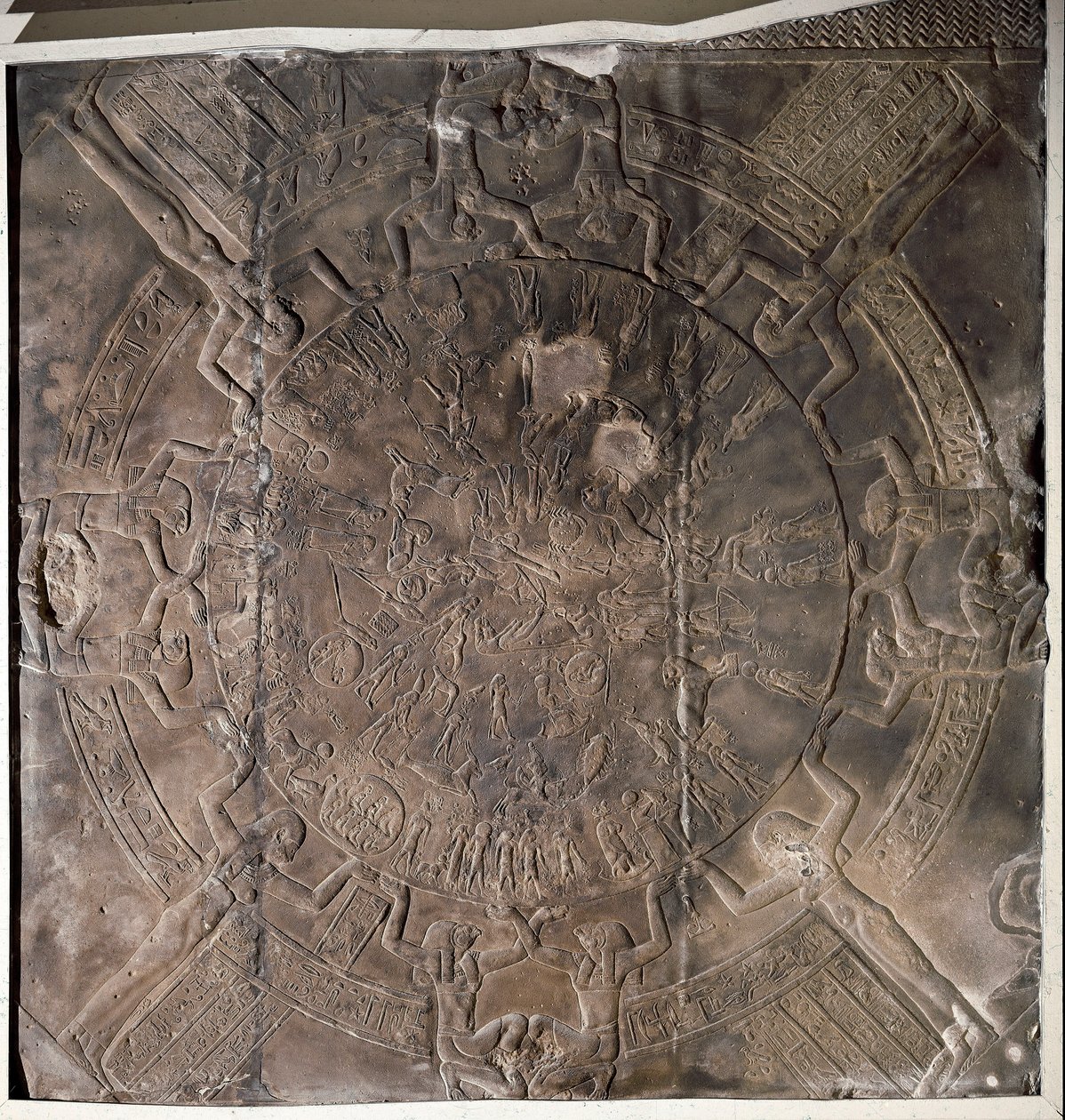 Egyptský starověk: „“Zvěrokruh“ Nízký reliéf ze stropu východní kaple Osiris v chrámu Hathor v Denderah. Ptolemaiovské období (332-30 př. n. l.) Paříž, muzeum Louvre od School Egyptian