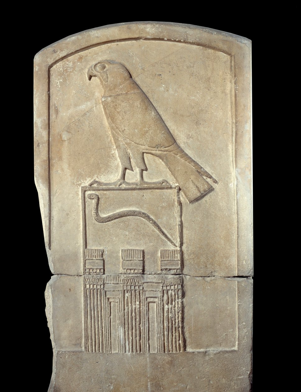 Egyptský starověk: detail stély ve vápenci hadího krále s vyobrazením boha Hora. Z Abydosu. Období thinitis (cca 3100-2700 př. n. l.). Ne 1,4x0,6 m Paříž, Musee du Louvre od School Egyptian