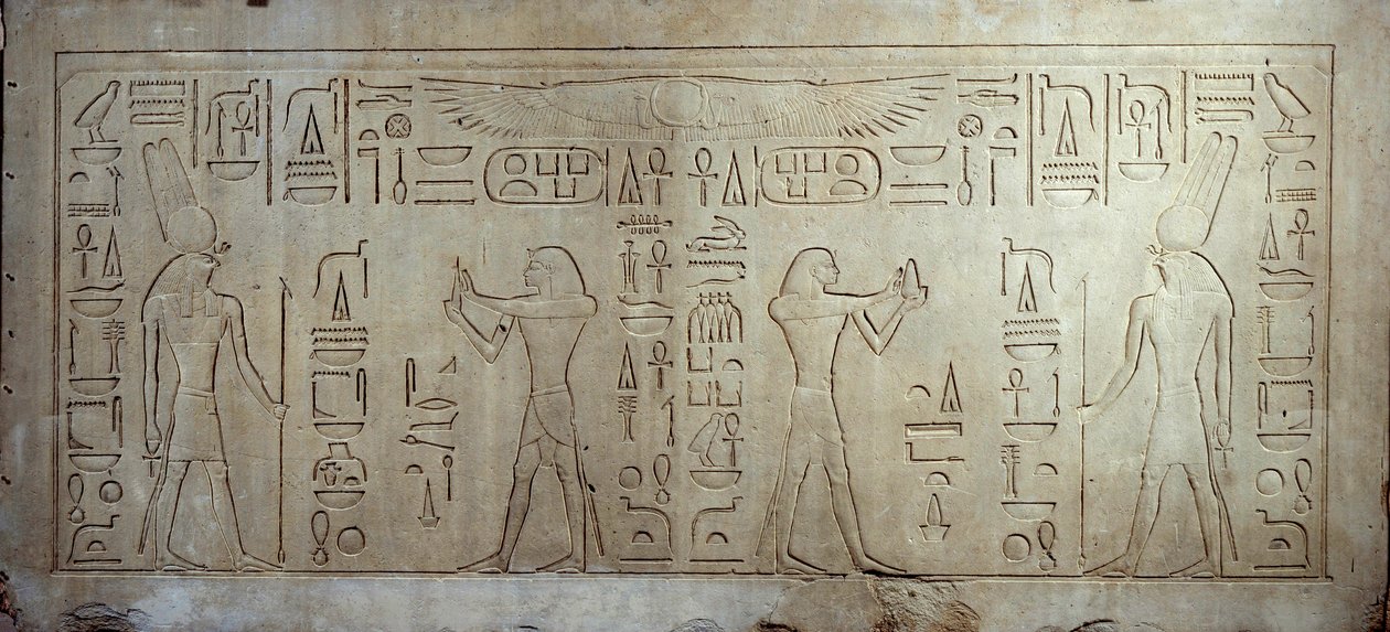 Egyptský starověk: vápencová stéla zobrazující krále Sesostris III. (1862-1843 př. n. l.) (vlevo) jako mladého muže, vpravo starý muž nabízí chléb a koláč bohu Montimu. 1878-1843 před naším letopočtem. Od medamouda. Paříž, muzeum Louvre od School Egyptian