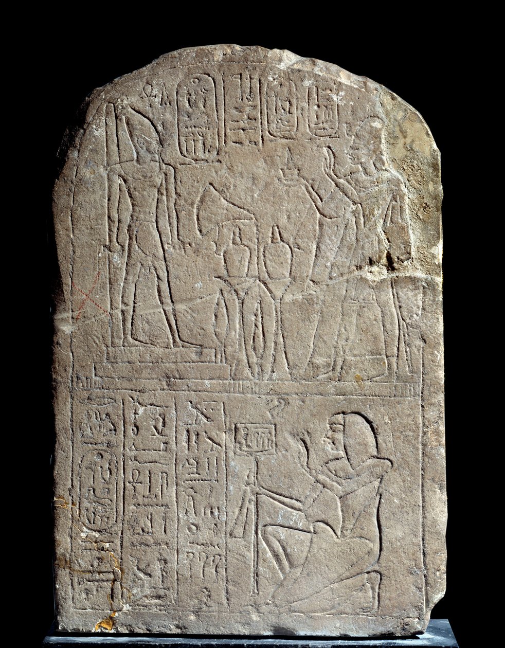 Egyptský starověk: vápencová stéla ve jménu dveří krále Anyi. V závěsu nabízí faraon Ramses II kadidlo své vlastní kolosální božské soše. Regne of Ramses II (1279-1213 př.nl). Ze Sakkárského serapea. Slunce 0,44x0,3 m Paříž, musee du Louvre od School Egyptian