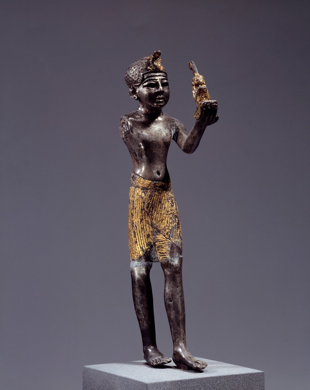 Egyptský starověk: soška krále (Sethi I?) přinášející oběť Maat. Stříbrná a zlatá socha. Regne ze Sethi (1294-1279 př. n. l.). Ztlumit. 19 cm. Paříž, muzeum Louvre od School Egyptian