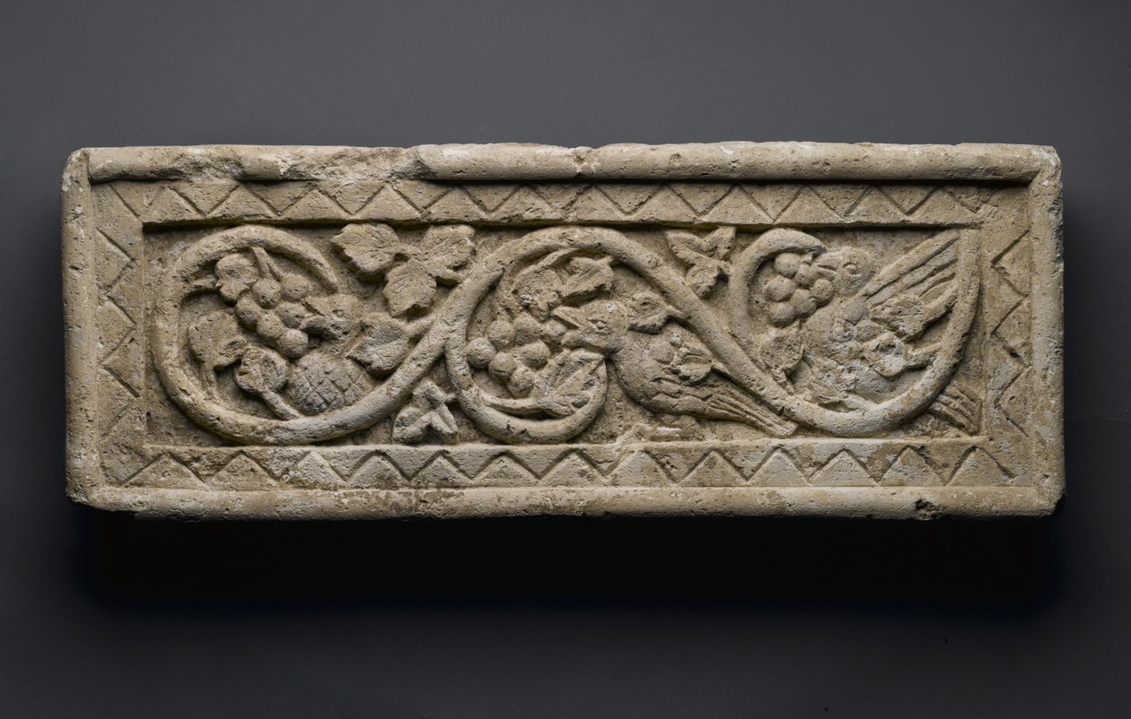 Reliéf rostlinného svitku obklopujícího ptáky a hrozny, z Behnesa, 5.-6. století (vápenec) od School Egyptian