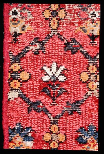 Detail z ručně vázaného koberce, možná vyrobený ve Wiltonu, konec 18. nebo začátek 19. století (vlna a len) od School English