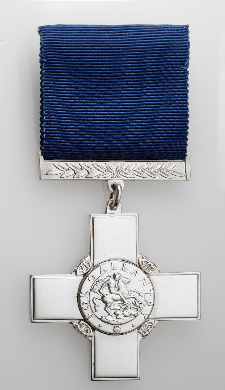 George Cross (stříbrný s hedvábnou stuhou) od School English