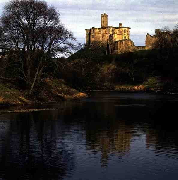 Pohled na hrad Warkworth, rodinné sídlo Percy od School English