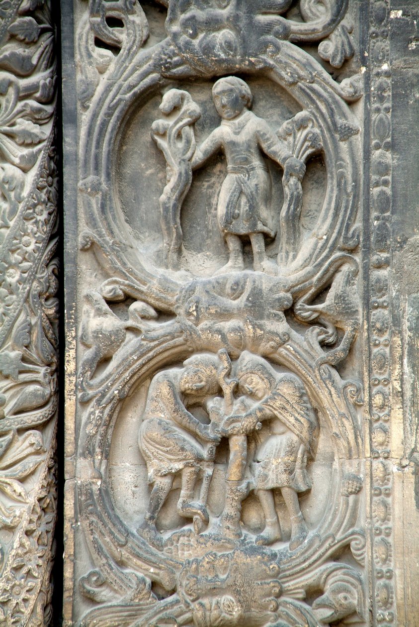 Gotické umění: Pieright pravého portálu západního průčelí baziliky Saint Denis představující práci polí: duben (nahoře) a březen (dole). Saint-Denis, Francie od School French