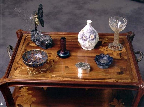 Iridiscentní skleněná váza Loetz, mašle z pate-de-verre od Argy Rousseau a sklenice s lisovaným a leptaným zdobením od Lalique (foto) od School French