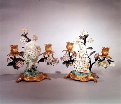 Pár Mennecy ormolu namontovaných postav trpaslíka a červa (porcelán) od School French