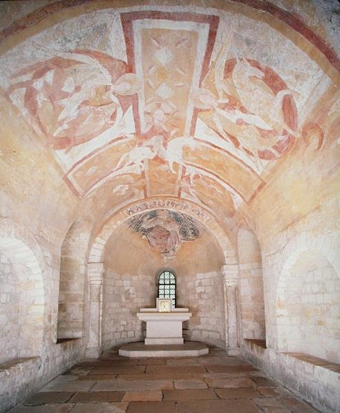 Krypta, ze staršího kostela z roku 1030, s freskami Krista na bílém koni obklopeného anděly, z 12. století (foto) od School French