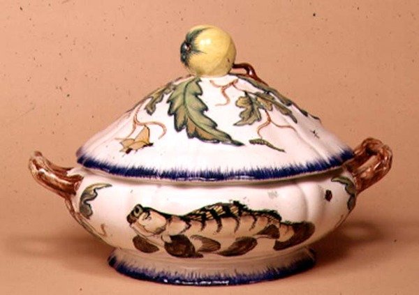 Tureen od Leboeufa et Milliet, zdobené Rousseauem podle Bracquemondových návrhů (fajáns) od School French