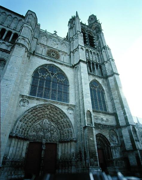 Západní průčelí, zahájeno cca 1140 (foto) od School French