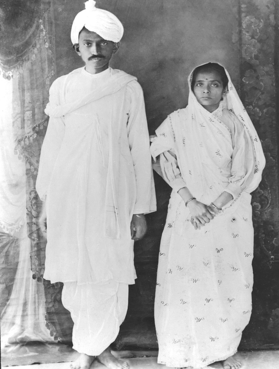 Kasturba (1869-1944) a Mahátma Gándhí (1869-1948) (čb fotografie) od School Indian