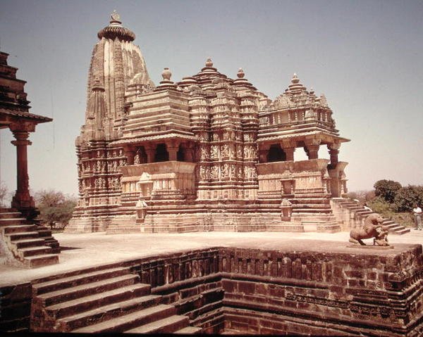 Pohled na chrám Devi Jagadamba od School Indian