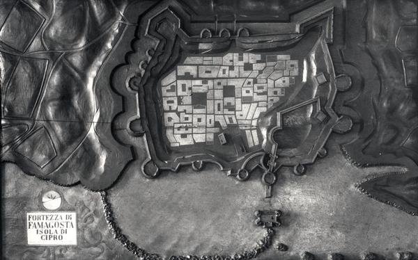 Reliéfní mapa pevnosti Famagosta na ostrově Kypr v 17. století (černobílé foto) od School Italian