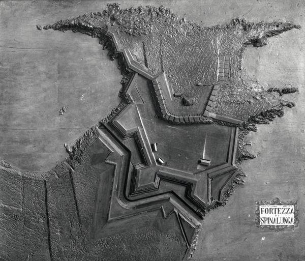 Reliéfní mapa benátské pevnosti v Spinalonga, Kréta v roce 1619 (černobílá fotografie) od School Italian