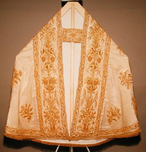 Pohled zepředu na pokrývku hlavy Parato del Corpus Domini (hedvábí) (zadní pohled viz 152128) od School Italian
