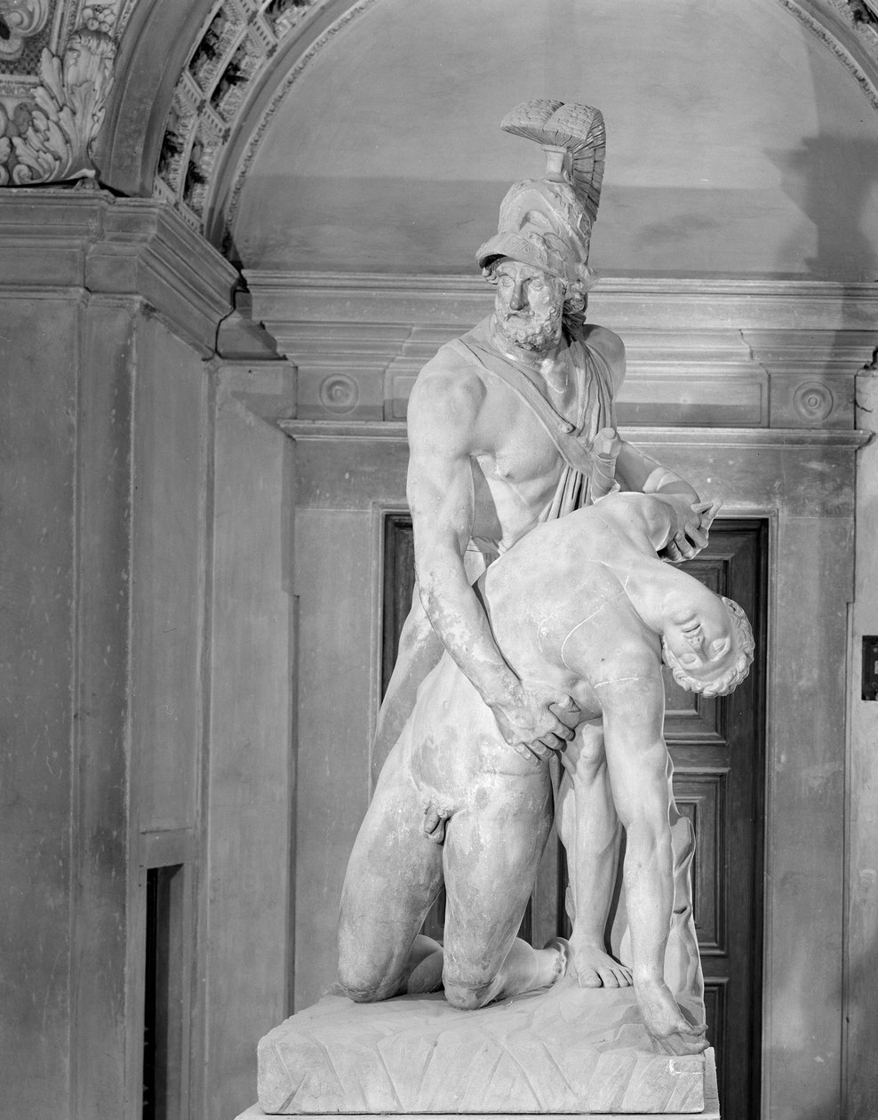 Menelaos podpírající tělo Patrokla, kopie řeckého originálu (mramor) od School Italian