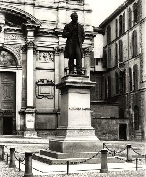 Památník Alessandra Manzoniho (1785-1873) (bronz) (černobílá fotografie) od School Italian