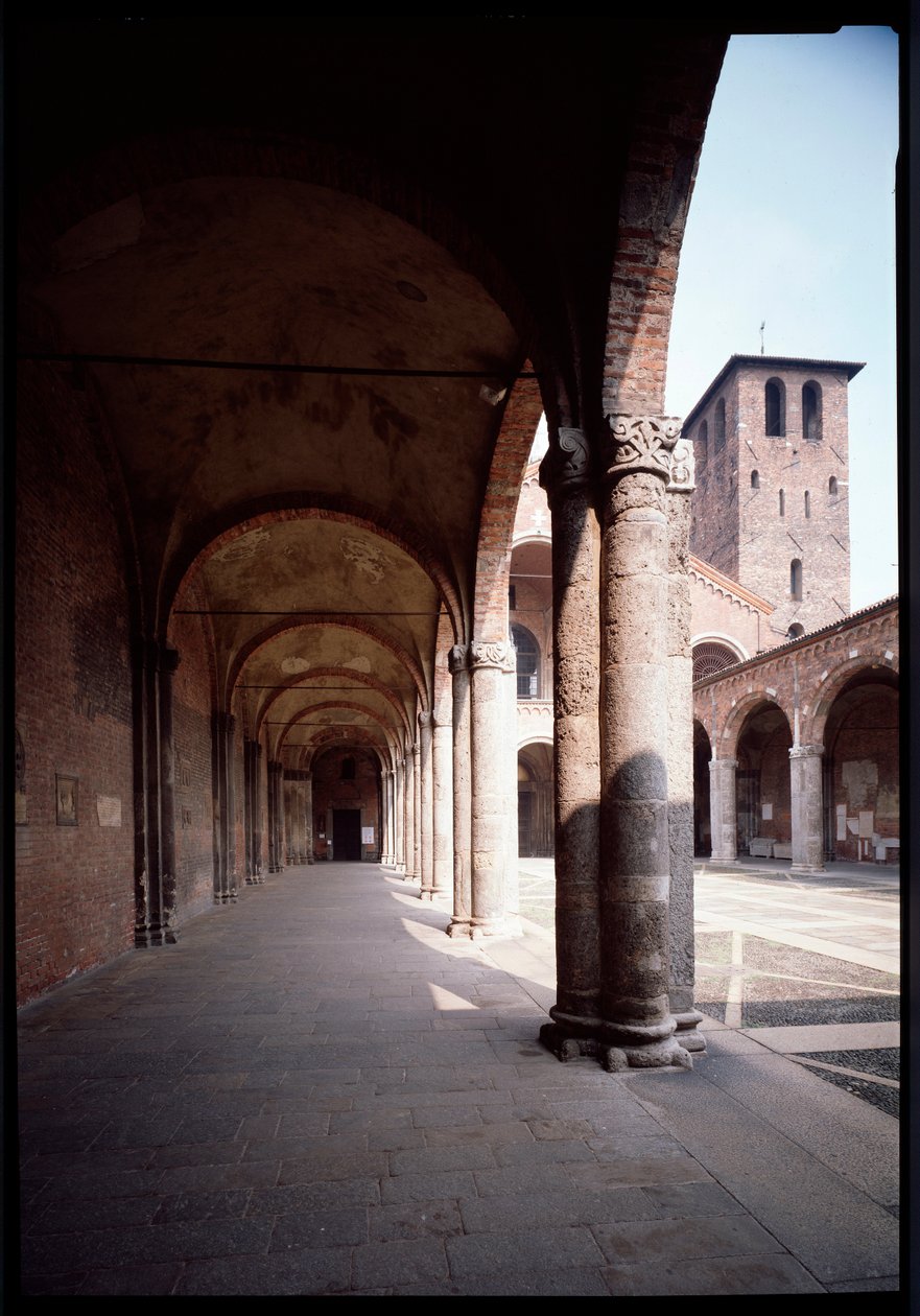 Pohled na portikus kostela Saint Ambrose (Saint Ambrose) (Basilica di Sant
