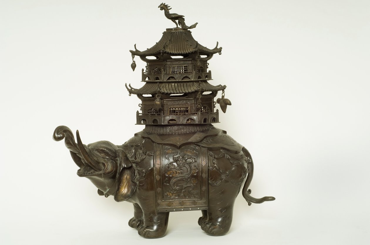 Postava slona v hadříku howdah, propracovaný surcingle a budova pagody (bronz) od Japanese School