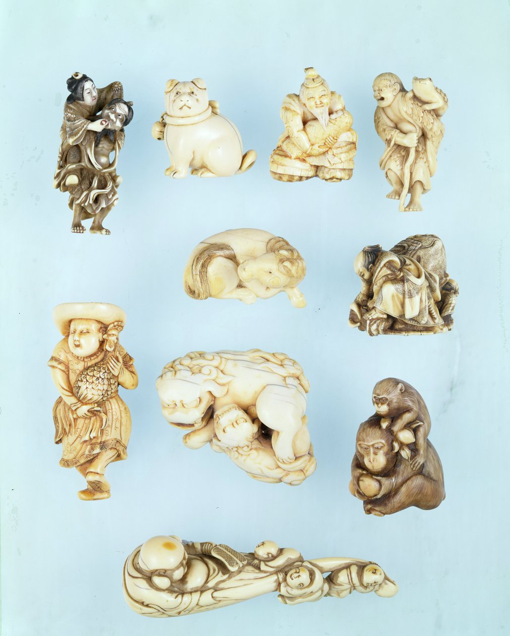 Výběr netsuke: Ikkuha Sennin nesoucí nevěstku z Benares; sedící štěně; Abe no Yasuneri drží dítě; Gamma Sennin; ležící kůň; válečník podmaňující uprchlého vola; stojící Holanďan držící dlouhoocasého kohouta; sedící lidoop drží broskvovou podprsenku od Japanese School