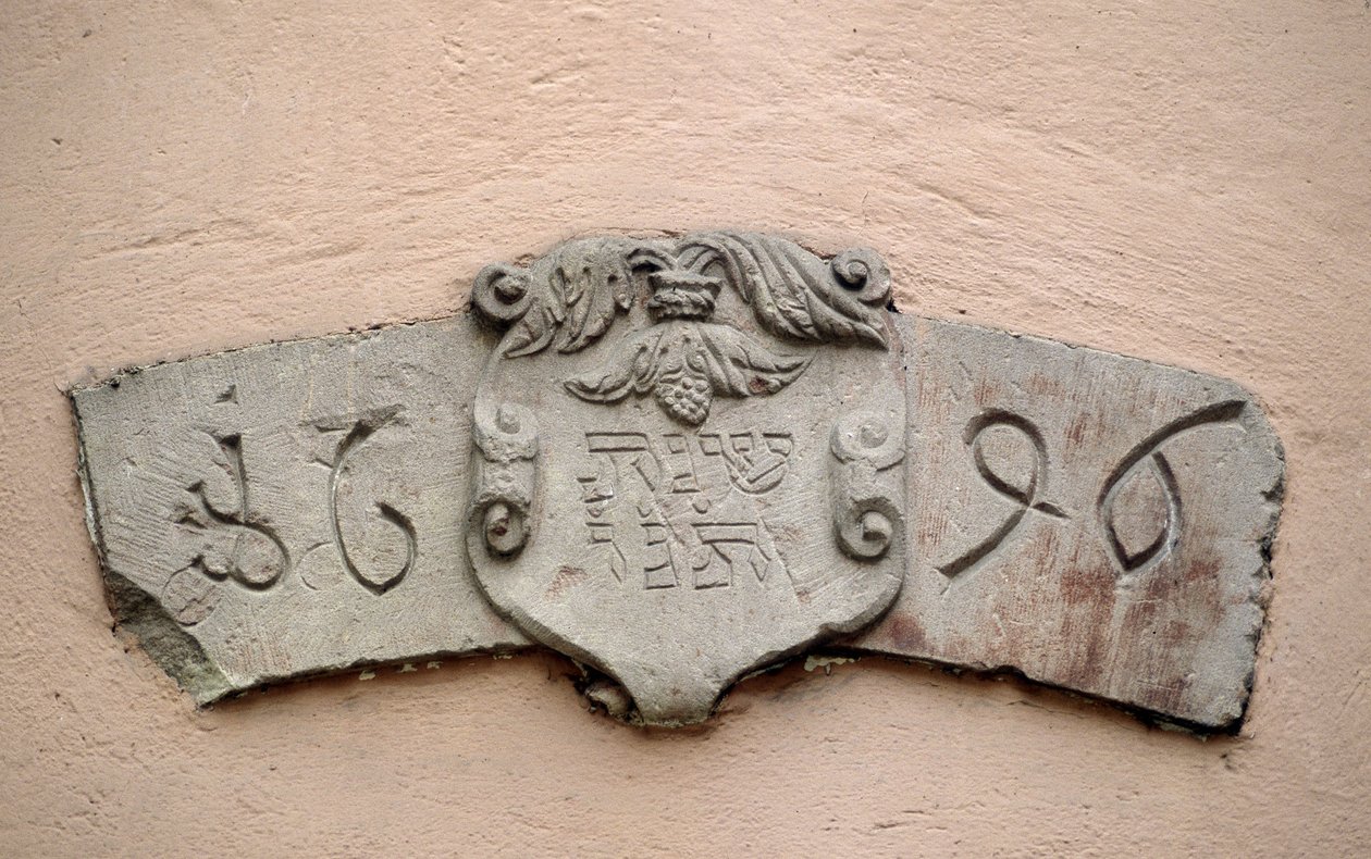 Ulička Židů v Obernai (67). Místa bohoslužeb: nápis s hebrejským datem a odpovídajícím datem křesťanské éry: 1696. Synagoga byla údajně postavena dva roky po autorizaci Intendanta La Grange, která umožnila J od School Jewish