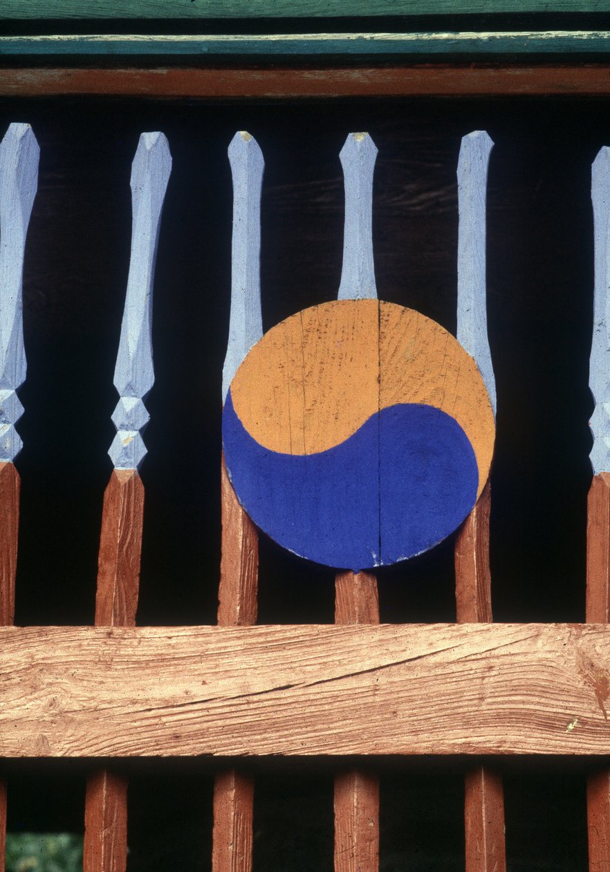 Symbol jin a jang na dřevěné bariéře (Kree) od School Korean