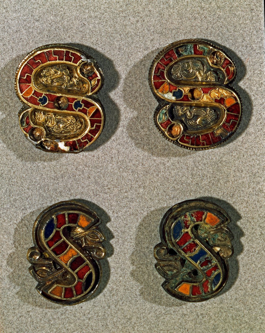 Archeologie středověku (středověk). Barbarské umění z Lombardie: Spona opasku ve tvaru písmene S. Předmět ve zlatě a polychromovaném smaltu. Langobardské umění, 6. - 7. století. Itálie, Cividale del Friuli, Archeologické muzeum od School Lombard