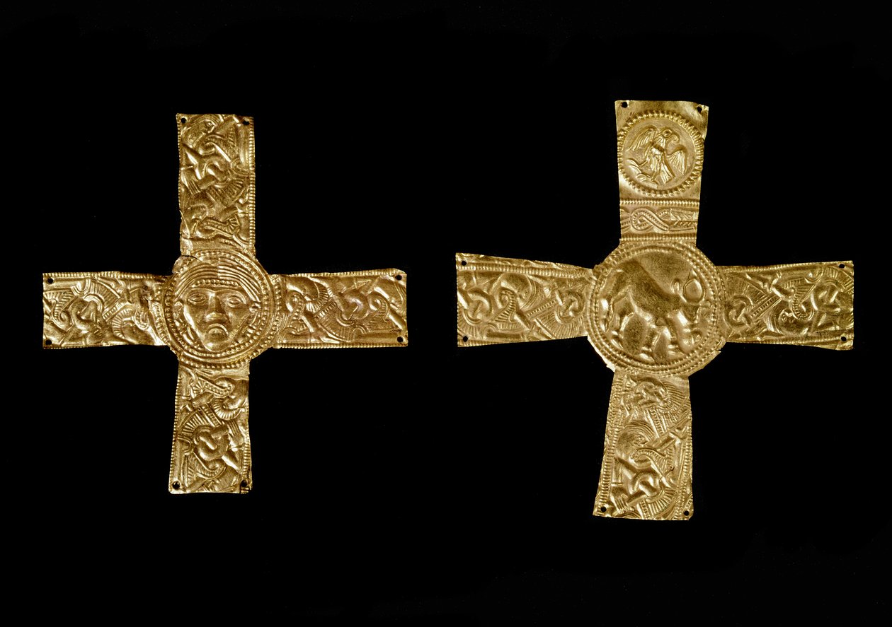 Archeologie středověku (středověk). Barbarské umění Lombardie: prsní kříže ve zlatých listech. Lombardské umění 7. století. Itálie, Cividale del Friuli, Archeologické muzeum od School Lombard