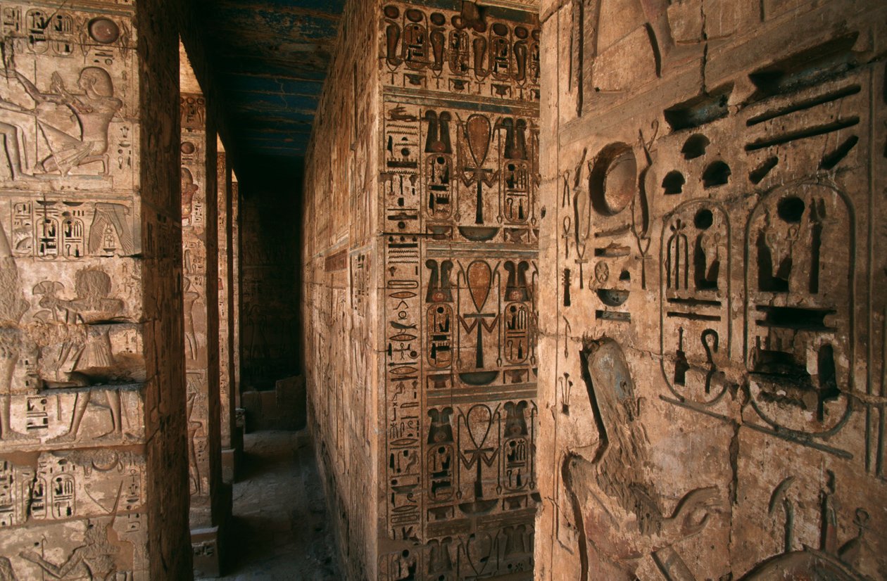 Egypt, Medinet Habu, Luxor, Guvernorát Luxor, Zádušní chrám Ramsese III. Detail sloupů a stěn vyřezávaných postavami a heiroglyfy od R. and Smith Simkin