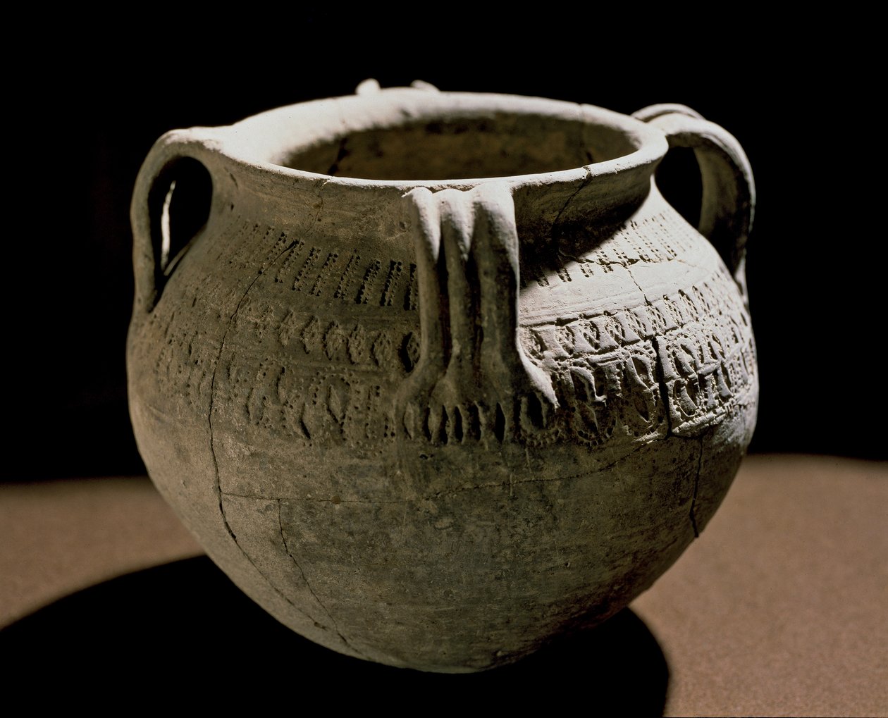 Archeologie středověku (středověk). Barbarské umění Galie: Váza z vyřezávané keramiky. Francie, merovejské období, 8. stol. Štrasburk, Musee d