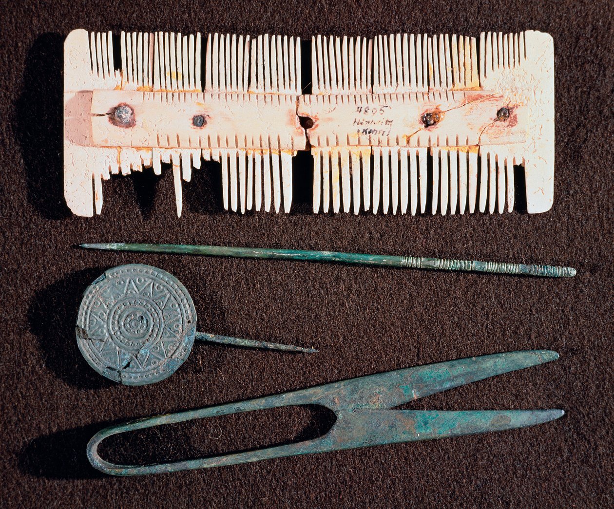 Barbarská civilizace: toaletní potřeby (hřeben, nůžky) z merovejského období. 5.-8. století. Štrasburk, Archeologické muzeum Palais Rohan od School Merovingian