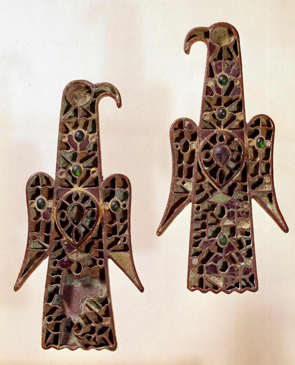 Merovejské umění: Pár fibulů (jehlice surete) aqualiformes (orli). Enamel cloisonné, 6. století, dynastie Merovejců (481-751). z Castelsagratu. Musee Cluny, Paříž. od School Merovingian