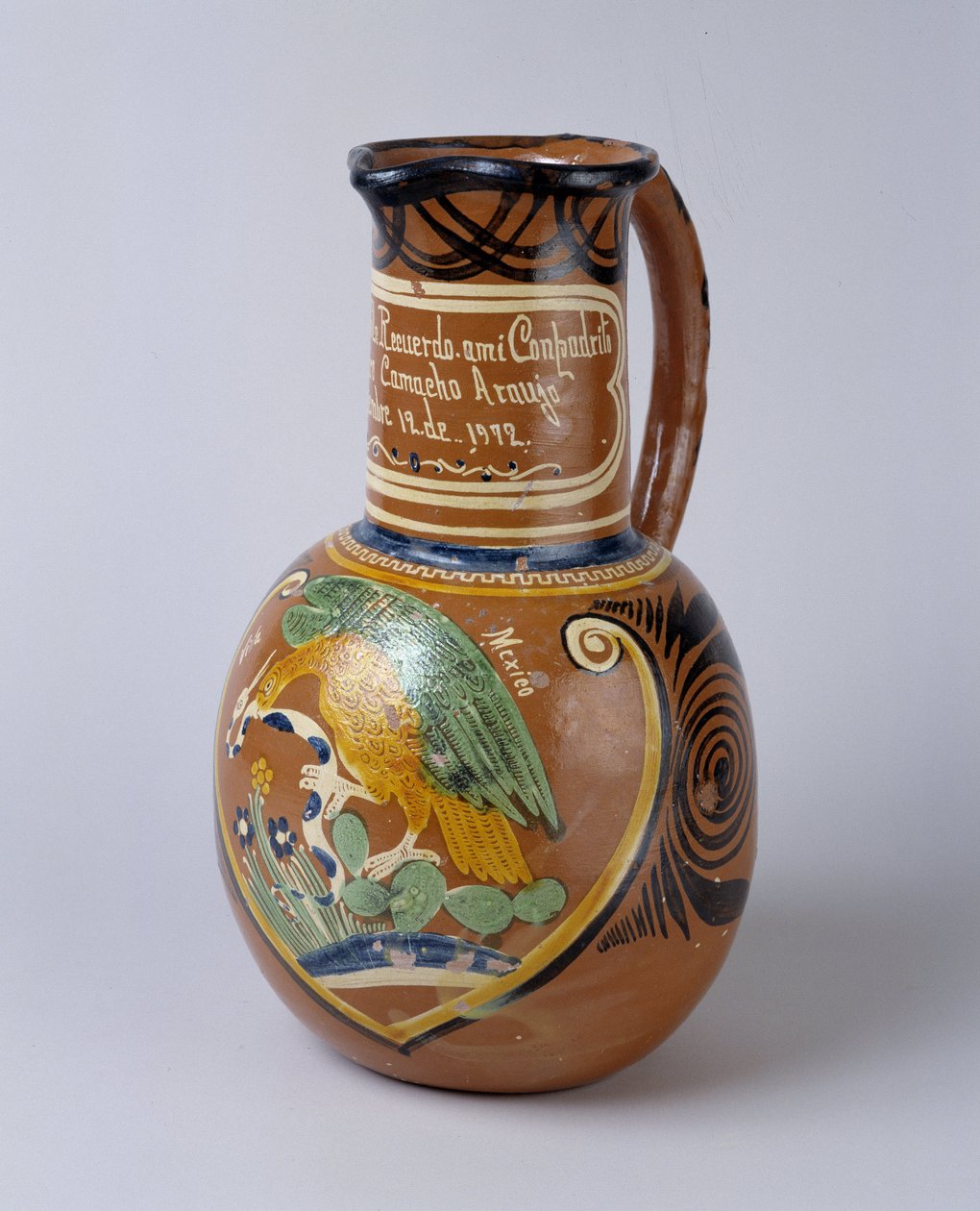 Lidové umění: pulque sklenice (fermentovaný agávový alkohol) z malované a lakované terakoty, z Mexika. 1972 Valley Museum, Barcelonnette (Alpes de Haute Provence) od School Mexican