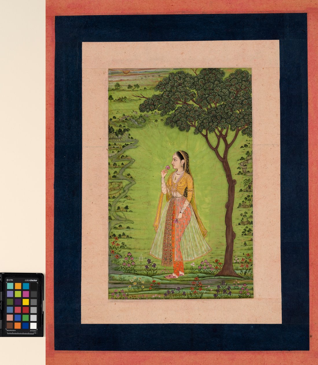 Žena stojící u stromu, držící květinu, cca 1720 (neprůhledné w/c a zlato na papíře) od School Mughal