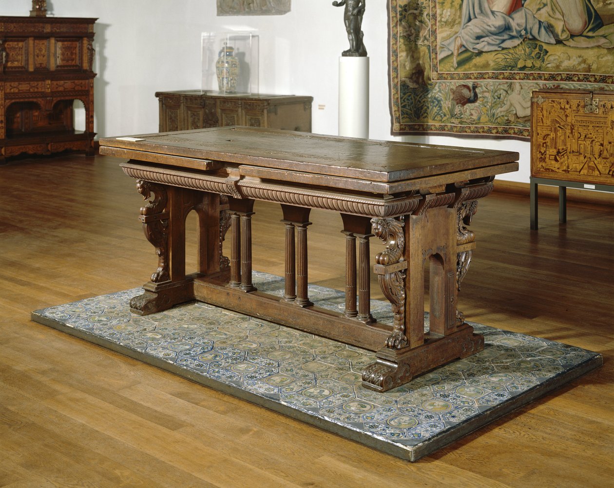 Ořechový stůl se zásuvkami na dubovém rámu s toskánskými sloupy.,1550-1600 (dřevo) od School Netherlandish