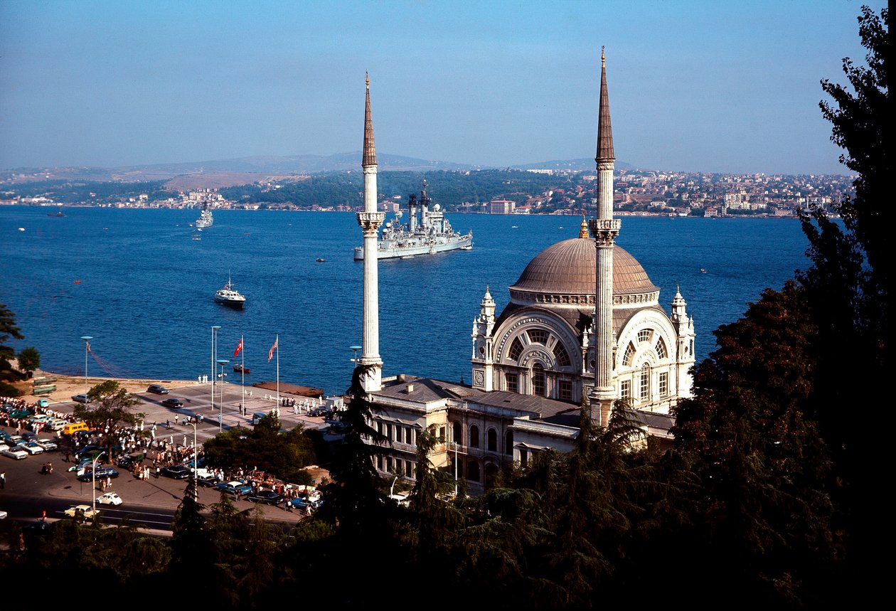 Osmanská architektura: pohled na mešitu Dolmabahce na Bosporu od School Ottoman