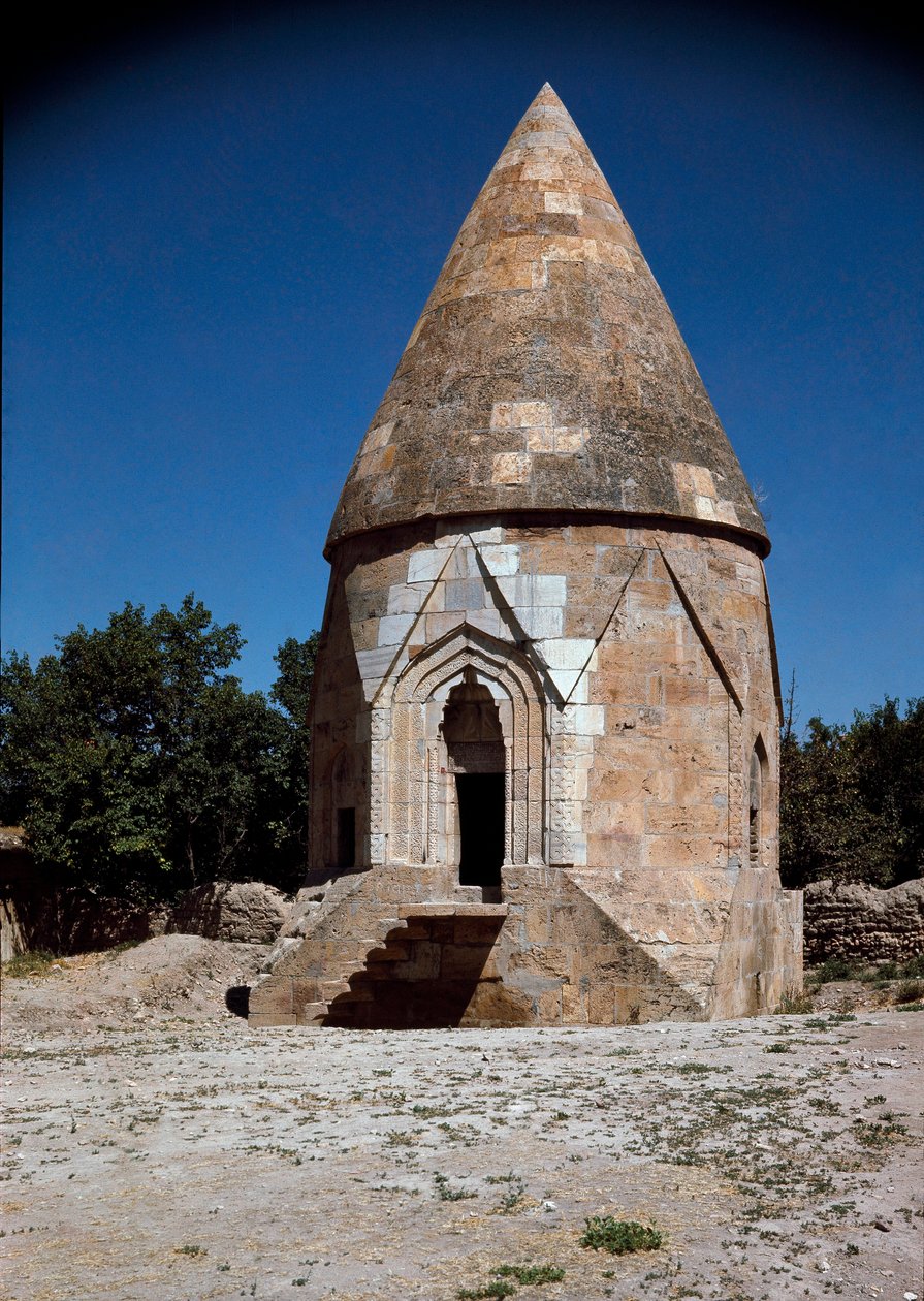 Pohled na hrobku Melik Gazi (12. století) od School Ottoman