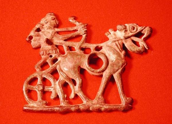 Koňské udidlo zobrazující lovce na voze, který střílí z luku, cca 1200-700 př.nl (bronz) od School Persian