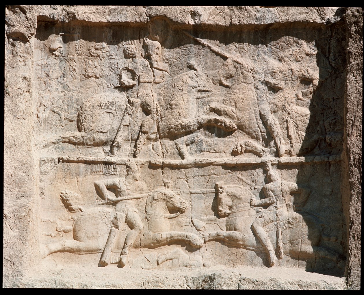 Pohled na Necropolis a hrobky patřící achajmenovským králům, reliéf představující scény bitvy od School Persian