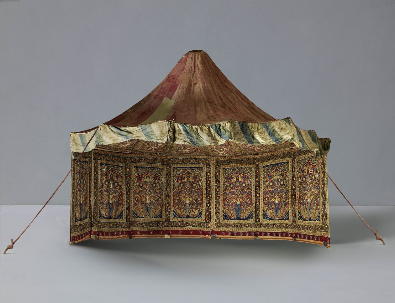 Královský stan vyrobený pro Muhammada Šáha (vládl 1834-48) od School Qajar
