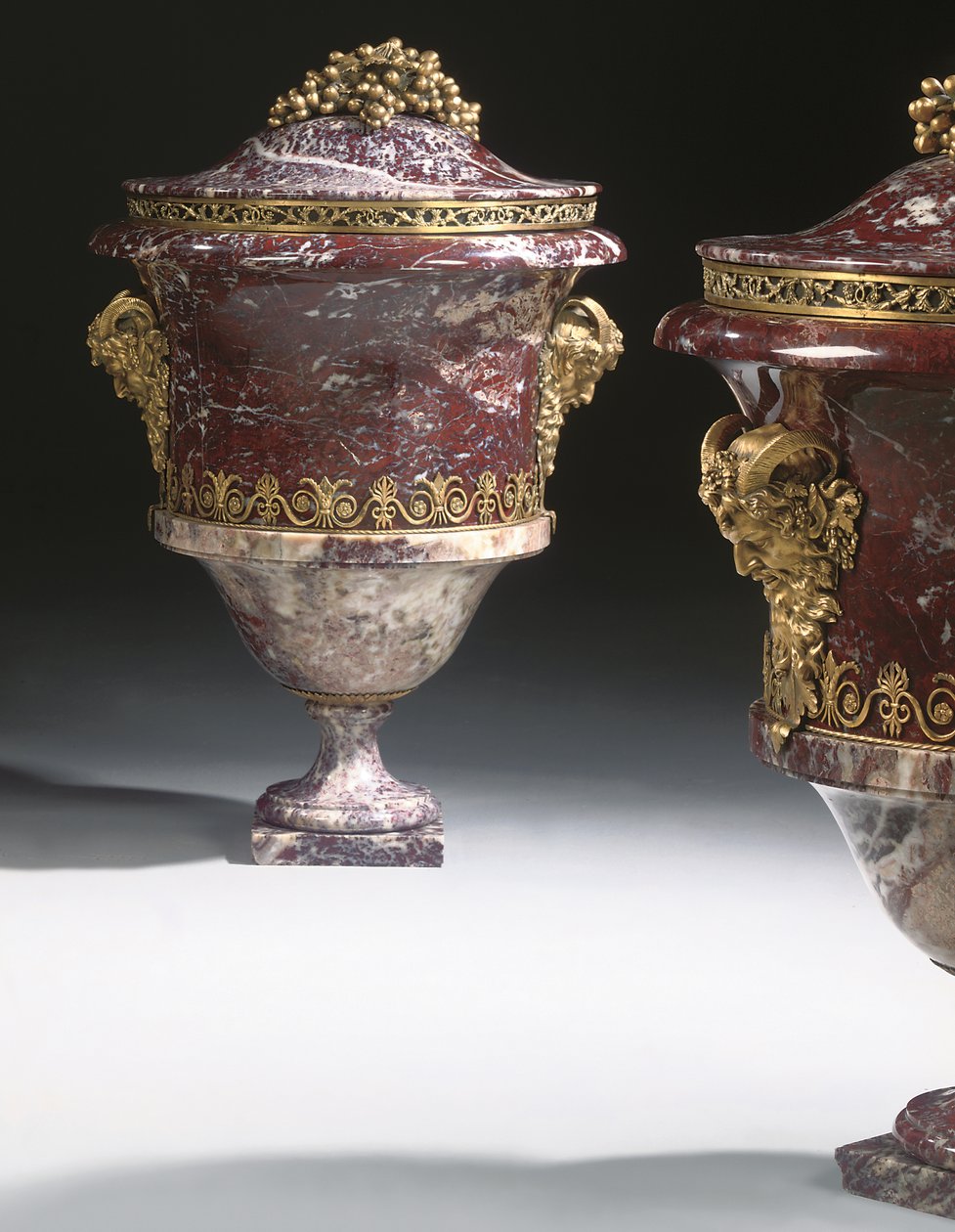Pár váz, cca 1790 (jaspis & ormolu) od School Russian