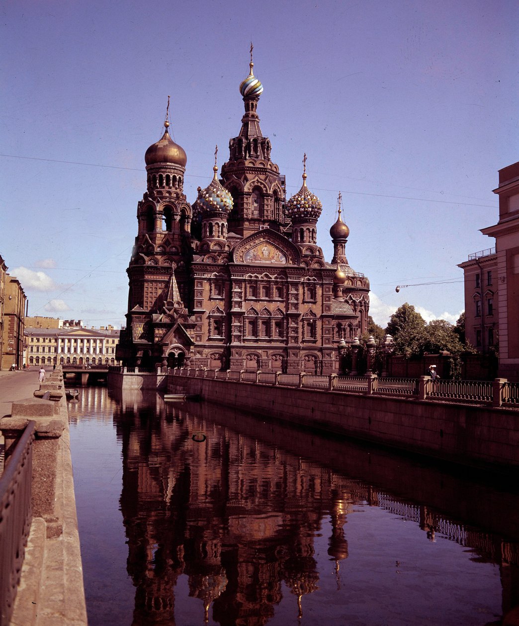 Architektura: pohled na kostel Nejsvětějšího Spasitele a Sang Verse realizovaný v letech 1883 až 1907. Petrohrad. Rusko od School Russian